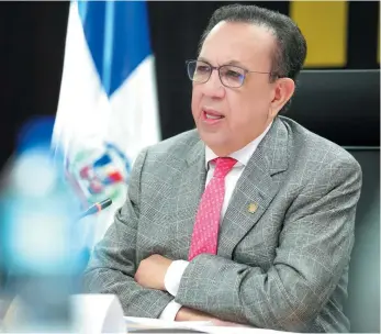  ??  ?? El gobernador del Banco Central, Héctor Valdez Albizu, presentó los resultados de la economía en los primeros cinco meses de este año.