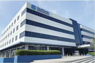  ?? ?? Healthway QualiMed Hospital Iloilo unveils its new sign as part of Healthway Medical Network.