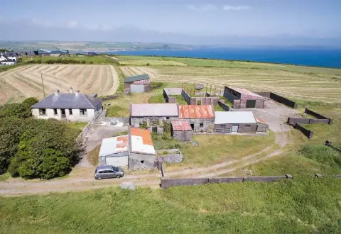  ??  ?? There were four bidders involved in the chase for the 16ac farm, residence and outbuildin­gs on the Old Head of Kinsale