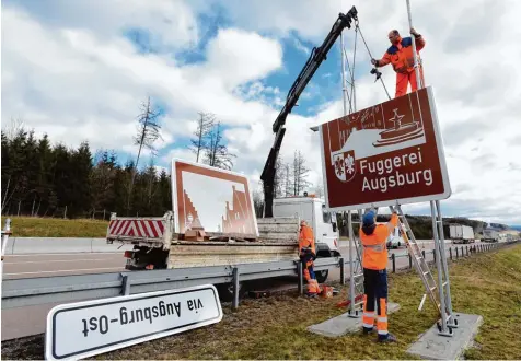  ?? Foto: Marcus Merk ?? Augsburg und Umgebung haben viel zu bieten. Darauf werden an der Autobahn 8 die Autofahrer hingewiese­n. Zwischen Adelsried und Neusäß kam gestern ein neues Auto bahnschild dazu. Es wirbt für einen Besuch in der Fuggerei.