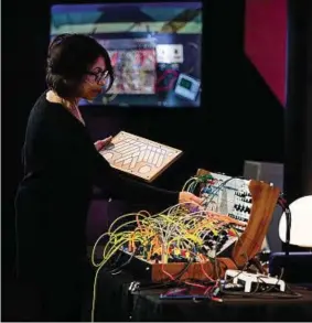  ?? ?? All’opera Suzanne Ciani al Buchla
(foto D. Wilton)