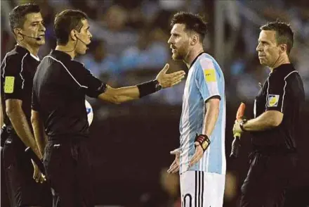  ?? AFP PIC ?? Argentina’s Lionel Messi argues with assistant referee Marcelo Vangasse (second from left) in their World Cup qualifier against Chile in Buenos Aires on Thursday.