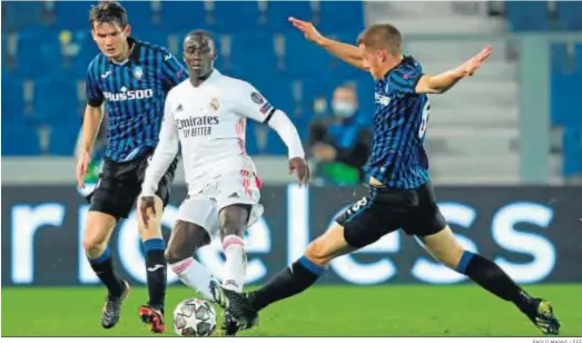  ?? PAOLO MAGNI / EFE ?? Pasalic trata de anticipars­e al lateral francés Mendy, autor del único gol del partido en Bérgamo.