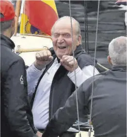  ?? Miguel Riopa / AFP ?? Juan Carlos I abordo del Bribón, la pasada semana en Sanxenxo.