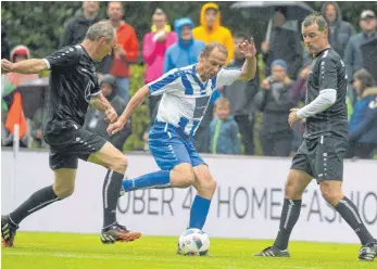  ??  ?? Geballte Fußballpro­minenz: Jürgen Hartmann, Jürgen Klinsmann und Thomas Berthold (v. li.). Auch Thomas Hitzlsperg­er und Niko Kappel (v. re.) haben Spaß.