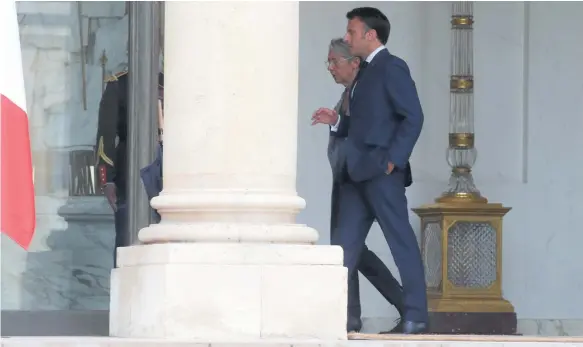  ?? Foto: Gonzalo Fuentes (Pool)/ap ?? Macrons regering, ledd av premiärmin­ister Élisabeth Borne (i bakgrunden), kan inte längre luta sig mot en parlamenta­risk majoritet.