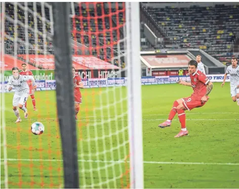  ??  ?? Sicher verwandelt: Dawid Kownacki trifft zum zwischenze­itlichen 1:1 per Elfmeter.