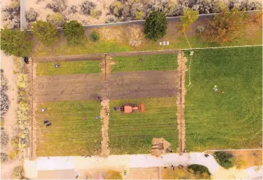  ?? COURTESY OF NMSU ?? New Mexico State University Extension Turfgrass Specialist Bernd Leinauer and his team are conducting an irrigation efficiency study at the city of Albuquerqu­e’s Paradise Meadows Park. While half of the park will use a traditiona­l sprinkler-type...