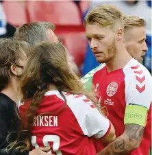  ?? ANSA ?? Sabrina, moglie di Eriksen, con Simon Kjaer, il primo a soccorrerl­o