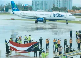  ??  ?? Los empleados del aeropuerto recibieron el avión del equipo con una enorme bandera puertorriq­ueña.