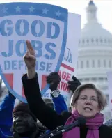  ??  ?? La sénatrice Elisabeth Warren dénonçait, en 2017, la « guerre républicai­ne contre la classe
ouvrière » lors d’un rassemblem­ent de militants démocrates devant le Capitole.