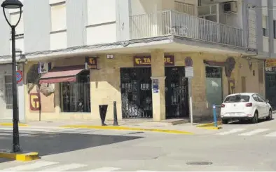  ?? MIGUEL ÁNGEL SÁNCHEZ ?? Fachada del estanco de la playa de Moncofa que fue víctima del robo, donde ayer repusieron el cristal roto del escaparate.