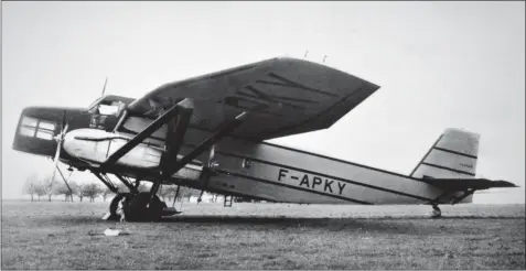  ?? DR/COLL.B.BOMBEAU ?? Le Farman 2220 Ville-de-Dakar, version à train escamotabl­e du F.2200, était équipé de quatre HS-12Xgrs-1/ Xhrs-1 de 690 ch dotés, chose rare à l’époque, d’hélices à pas variable en vol. Entré en service en septembre 1937, il effectue dix traversées...