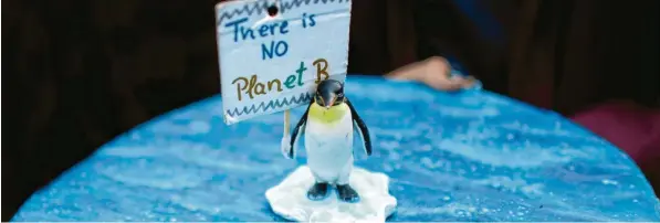  ?? Foto: Imago Images ?? Für den Pinguin gibt es keinen Planeten B. Für den Menschen auch nicht. Reichen die Pläne der Regierung, um den Planeten A zu erhalten?