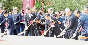  ??  ?? Chong (second from left) performing the ground-breaking ceremony of Tzu Chi Internatio­nal School Kuala Lumpur.