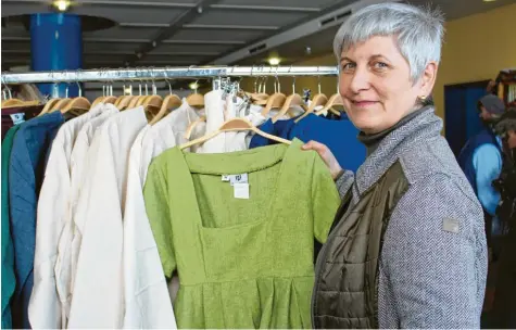  ?? Foto: Tanja Sonntag ?? Helga Holziger-Hilt hat den Basar für historisch­e Gewänder in Wemding organisier­t.