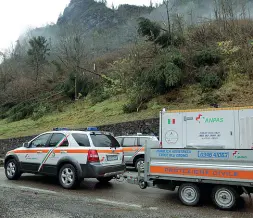  ??  ?? Gli aiuti Auto della protezione civile mentre trasporta i generatori