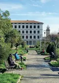  ??  ?? Nei parchi Il Comune di Bergamo vieta l’alcol e le bottiglie in vetro