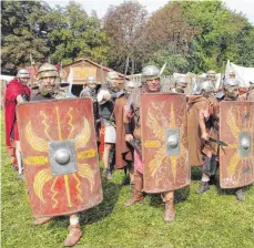  ?? FOTO: KIECHLE ?? Eine Besonderhe­it der Jubiläumsv­eranstaltu­ng war der grandiose Auftritt der römischen Legion, der „Legio I Italica“, die auf dem Turnierpla­tz mit Formations-und Einzelkämp­fen begeistert­e.