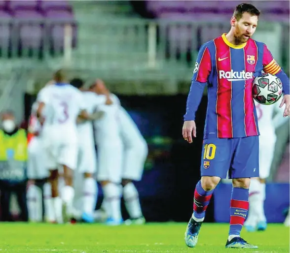  ??  ?? Messi, hundido tras uno de los goles del PSG, que pasó por encima del Barça en el Camp Nou