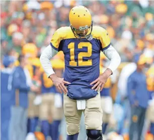  ?? MIKE DE SISTI/MILWAUKEE JOURNAL SENTINEL ?? Packers quarterbac­k Aaron Rodgers is dejected after an incomplete pass during the first quarter on Sunday.