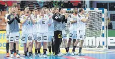  ?? FOTO: JAN WOITAS/DPA ?? Stark gekämpft und doch verloren: Die deutschen Handballer bekommen es nach der Niederlage gegen Norwegen nun mit Frankreich zu tun.