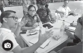  ?? / ARNI ACLAO ?? ■ COSAP: Ang pangulo sa Cebu Office of Substance Abuse Prevention (COSAP) nga si Gary Lao(wala) nga nakigtagbo ni Police station 2 chief PCINSP Maria Theresa Macatangay(ikaduhan gikan sa wala).