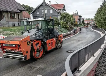  ?? FOTO: PETER RIECKE ?? In der Liebenstei­ner Straße wird der erste Bauabschni­tt mit der endgültige­n Fahrbahnde­cke versehen. Insgesamt fünf Bauabschni­tte sind vorgesehen.