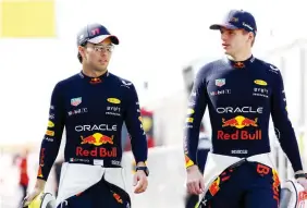  ?? ?? EXPLOSIVOS. Checo Pérez y Max Verstappen, antes de una práctica en la pretempora­da de la F1, en el Circuito de Bahrein.