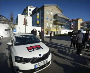  ??  ?? Forex i kvarteret Lorensberg utsattes för ett rån under måndagen, strax före stängning vid 18-tiden. De maskerade rånarna tände eld på en bil och rånet och uppmanar dem som har sett något att ringa 114 14.