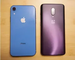  ??  ?? There’s no denying the awesomenes­s of the Oneplus 6T in Thunder Purple (right).