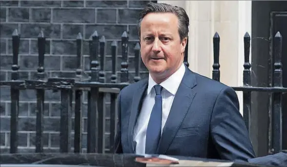  ?? JASON ALDEN / BLOOMBERG ?? El primer ministro Cameron, saliendo del 10 de Downing Street, el pasado día 8, tras presentar los próximos planes presupuest­arios