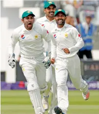  ?? Reuters ?? Pakistan’s Sarfraz Ahmed (left) celebrates with teammates after catching out England’s Stuart Broad in the first Test. —