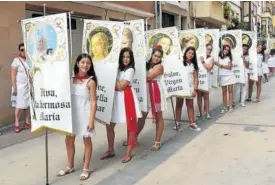  ??  ?? Un grupo de jóvenes peraltesas, con algunos de los estandarte­s.