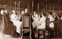  ?? ARCHIV-FOTO: THÜRINGER STAATSARCH­IV RUDOLSTADT ?? Flötengläs­er waren gegen Ende des 19. Jahrhunder­ts in gehobenen Kreisen in Mode, wie das Bild einer feiernden Gesellscha­ft am Hofe Schwarzbur­gsondersha­usen zeigt.