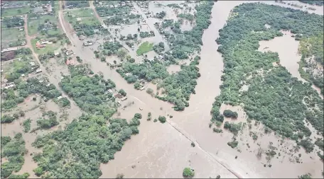  ??  ?? Las aguas del río Aquidabán tomaron gran parte del distrito de Paso Barreto que está semiaislad­o.