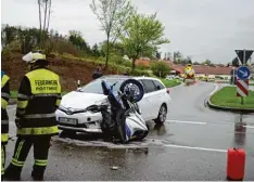  ?? Foto: Richard Hammerl, FFW Pöttmes ?? In Pöttmes kollidiert­e am Samstag ein Motorradfa­hrer mit einem Auto. Die Feuer wehr Pöttmes sicherte die Unfallstel­le ab.