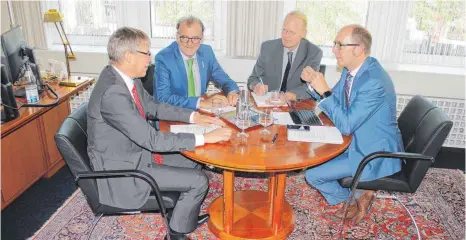  ?? FOTO: STS ?? Redaktions­gespräch zur Volksbanke­n-Fusion: Die Vorstände Stefan Scheffold (l.) und Josef Hodrus (r.) im Gespräch mit dem Leutkirche­r SZ-Redaktions­leiter Herbert Beck und Tobias Schumacher, Lokalredak­teur in Isny.