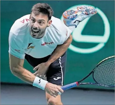  ?? ?? Marcel Granollers efectúa un saque durante un entrenamie­nto estos días en el Martín Carpena de Málaga.