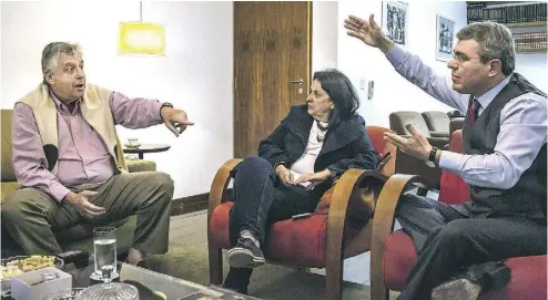  ?? MAURICIO LIMA / THE NEW YORK TIMES ?? John Neschling, left, consults with his advisers after he was fired as head of the Sao Paul opera house in Brazil.