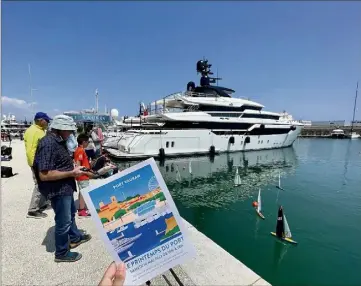  ?? (Photo E. M.) ?? La section Voiles Radio Télécomman­dées de la SRA a fait une démonstrat­ion de régate sur le plan d’eau.