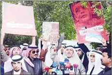  ?? Photo by Mahmoud Jadeed ?? One of the organizers addressing protesters during a rally outside the Russian embassy in Kuwait to condemn Moscow’s support of the Syrian regime besieging rebel-held Aleppo.