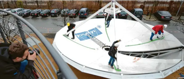  ?? Foto: dpa ?? In Leipzig wurde eine alte Sendeschüs­sel abgebaut und durch eine digitale ersetzt: Rundfunk und Fernsehen sind teuer – der Streit um die Gebührenhö­he für die Öffentlich‰Rechtliche­n ist jetzt eskaliert.