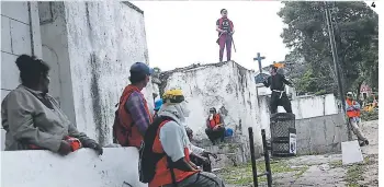  ??  ?? 3 Durante los ensayos los artistas pierden el miedo a las alturas para su acto. 4 Los pobladores de la comunidad ya comienzan a observar la obra. 4