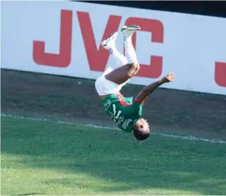  ?? ?? ACROBÁTICO. Iván El Chino López partió en dos a la zaga del Victoria en el primer tiempo y les hizo doblete.