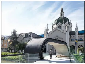  ?? The New York Times/SUSAN WRIGHT ?? The Festina Lente pedestrian bridge in Sarajevo, Bosnia and Herzegovin­a, was conceptual­ized by three students at Sarajevo’s Academy of Fine Arts.