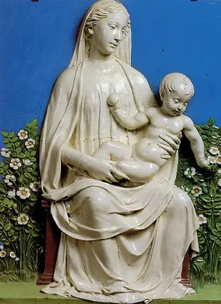  ??  ?? Al centro: «La Madonna del roseto» (Bargello), sopra Luca della Robbia e la formella con Platone e Aristotele per il Campanile di Giotto