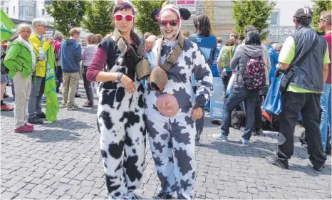  ?? FOTO: SUSANNE GRIMM ?? Zwei Demonstran­tinnen kommen im Kuhkostüm zur Protestakt­ion.