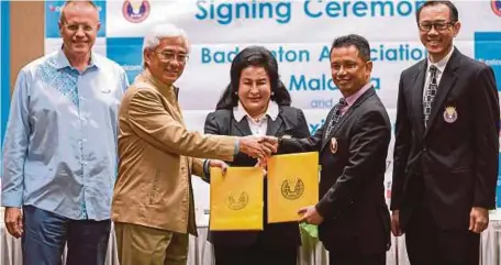  ??  ?? Norza (dua dari kanan) bertukar dokumen dengan Jamaludin sambil disaksikan Rosmah di Pusat Konvensyen Sime Darby, semalam. Turut hadir, Ketua Pegawai Eksekutif Celcom Axiata Berhad, Michael Kuehner (kiri) dan Setiausaha Kehormat BAM, Datuk Ng Chin Chai.