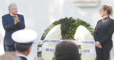  ??  ?? Andrés Manuel López Obrador y su esposa, Beatriz Gutiérrez Müller, montaron una guardia de honor y dejaron una ofrenda floral por el asesinato de Francisco I. Madero y José María Pino Suárez, a espaldas de Lecumberri.